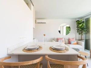 Freshly Renovated, Walk to Yumbo, Shops & Dining