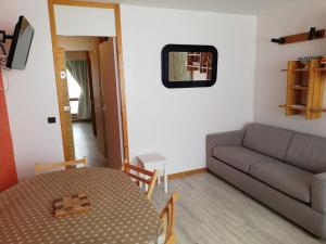 Appartement skis aux pieds, terrasse ensoleillée, animaux admis, 6 personnes - FR-1-351-22