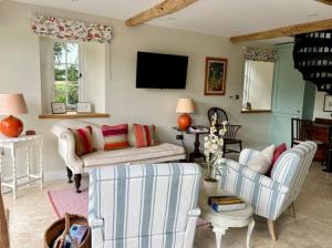 Idyllic secluded hideaway with countryside views on the edge of the Cotswolds