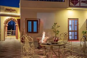 Alaya Stays 2 BHK With Garden & Outdoor Area - Abhimanyu Mansion Topaz