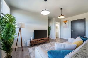 2BR Exclusive Retreat Near Henry Ford