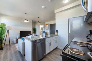 2BR Exclusive Retreat Near Henry Ford