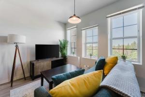 2BR Modern Retreat Near Henry Ford