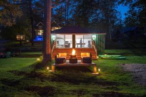 LUX Lakefront Sleeps18 Pickleball HotTub Sauna Gym Arcade Basketball Volleyball