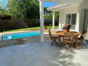Détente piscine à 150m de la plage à Arès