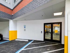 229 Brand New 1 Bedroom 1 Bath 1 Kitchen 1 Liv