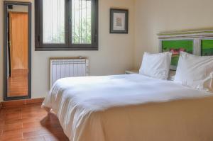 Acogedora casa con verde jardín by CABANA Rentals