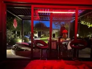 La chambre du puits avec 2 jacuzzis , sauna et Hammam privatif - Quartes