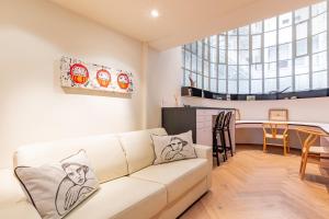 Luxurious, modern, artsy, fully fitted home!