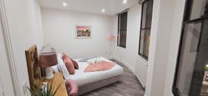 Abbey Corner by Nivaas 2-Located in the heart of the city centre-5 minute walk to train station-20 minutes to London via train