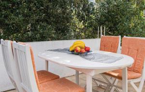 Cozy Apartment In Zuljana With Wifi