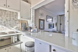 Cascades Sunny Studio with views