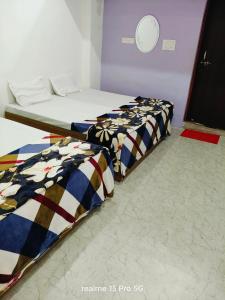 Shiv Shakti Home Stay Varanasi - "# Sri Kashi Vishwanath Temple And Ghat Only 500m Home Stay-at-prime-location Spacious-Room with-wi-fi-availability,