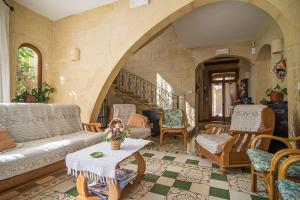 4 Bedroom Farmhouse with Private Pool