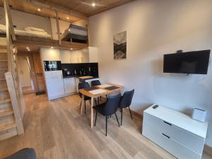 Studio rénové avec mezzanine et wifi, au pied des pistes avec balcon - FR-1-502-582
