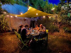 La campagne en ville piscine, jardins et 2 chambres tout confort