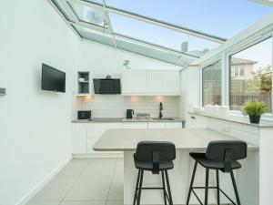 Modern 4 Bed inc Garden Room Parking - Oxford - Pass the Keys