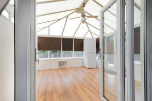 Comfy stays, Rotherham for contractors & Families, conservatory, free parking, wifi, 3BDR