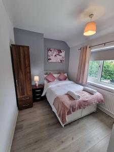 Comfy stays, Rotherham for contractors & Families, conservatory, free parking, wifi, 3BDR