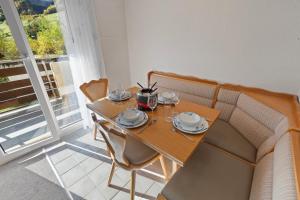 Studio lumineux avec vue sur les montagnes