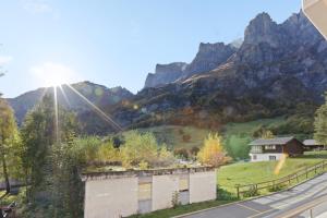 Studio lumineux avec vue sur les montagnes