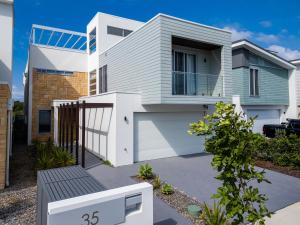 Oceanfront Oasis - Magenta