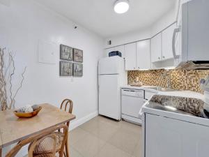 Cozy Beachfront 2 BDR Miami Beach Condo 1516