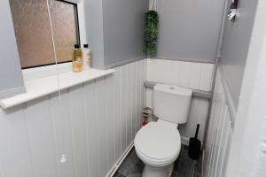 Comfy stays, Rotherham for contractors & Families, conservatory, free parking, wifi etc