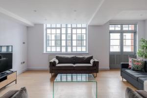 Law & Order - Farringdon - by Frankie Says
