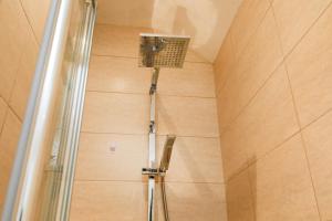 Comfy stays, Rotherham for contractors & Families, conservatory, free parking, wifi, 3BDR