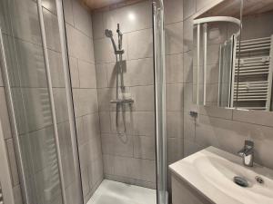 Studio rénové avec mezzanine et wifi, au pied des pistes avec balcon - FR-1-502-582