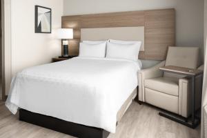 Queen Studio Suite room in Candlewood Suites Chambersburg an IHG Hotel