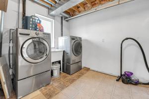 Elegant 3Bedroom with Smart TV and Backyard