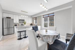 Elegant 3Bedroom with Smart TV and Backyard
