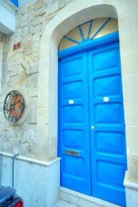 SEAVIEW SLIEMA 2x Double Bedrooms, 2x En-suite Bathrooms, Modern WHOLE Traditional Townhouse, 30 seconds to Ferry & High Street, Kitchen, Living Area, & Terrace Space