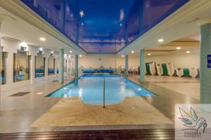 2 BDR apt with heated pool & jacuzzi