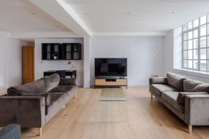 Law & Order - Farringdon - by Frankie Says