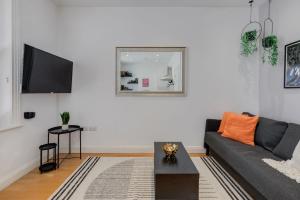 The Lipstick Palace - Fitzrovia - by Frankie Says