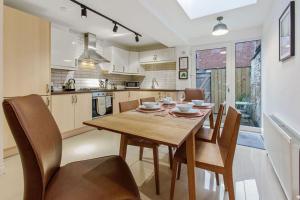 City Centre Mid-Terrace Victorian Townhouse