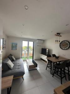 T2 Hyeres La Bergerie vue mer 50 M de la plage