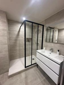 T2 Hyeres La Bergerie vue mer 50 M de la plage