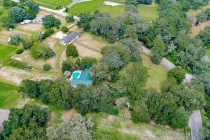 Friendly cottage with barn and pool
