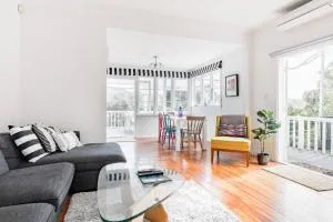 Bright Beachside Cottage - 奥雷瓦