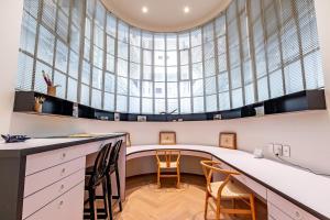 Luxurious, modern, artsy, fully fitted home!