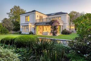 Villa High Court and Cottage