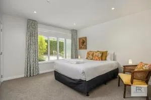 Premium Coastal Apartment - Devonport