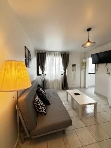 Appartement F3 avec Projecteur à 100m du Métro!