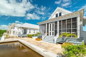 Paradise Shores and The PoolClub at Mahogany Bay