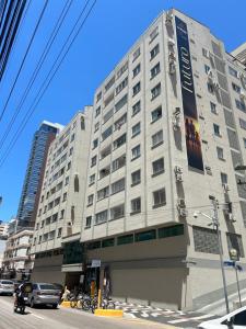 Ótimo Apto 2 quartos, Av. Brasil, de frente, quadra mar.