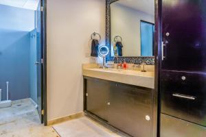 Executive Penthouse with unobstructed Views at The Elements by BRIC